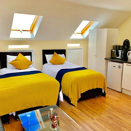London Studio Apartments, Private Bathroom, Kitchenette, Parking, Np7 Экстерьер фото