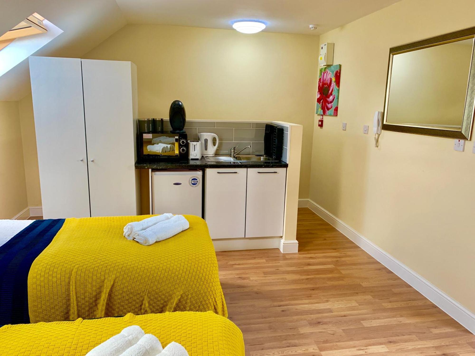 London Studio Apartments, Private Bathroom, Kitchenette, Parking, Np7 Экстерьер фото