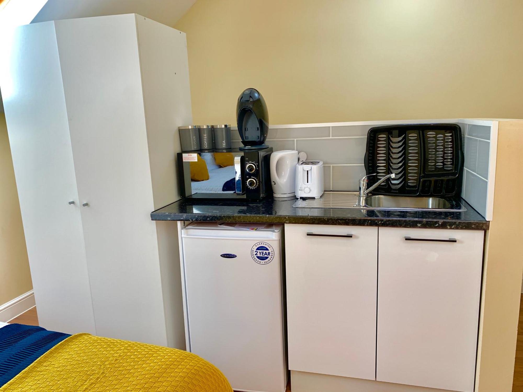 London Studio Apartments, Private Bathroom, Kitchenette, Parking, Np7 Экстерьер фото